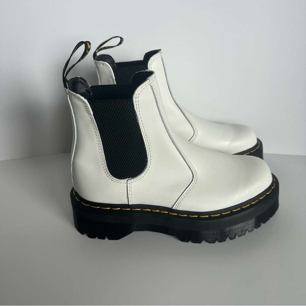 DR MARTENS 2976 SMOOTH LEATHER PLATFORM CHELSEA BOOTS - Picture 3 of 8